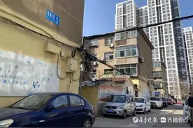 泰安南湖社区外墙体有碎石掉落 居民：30多年的老楼了图片