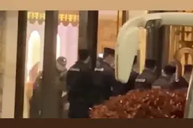 警方突击检查KTV动用无人机，男男女女戴头套被拉走，现场似大片视频封面