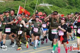 汶川马拉松不发放参赛服引争议，跑者：卖手机不带充电头？组委会独家回应图片