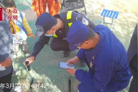 滨州：老人手机掉入下水道，消防员巧借塑料袋取出视频封面