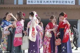 日本九州大学举行毕业典礼 和服女学生拍毕业照图片