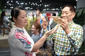 她是中国版“杜莎夫人”，20年专注做蜡像，“骗”过百万观众却被网友怒赞图片