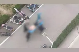 郑州财经学院回应“砍人事件”：该学生系自残，抢救无效死亡视频封面