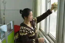 玻璃用清水擦比不擦还脏？保洁阿姨教你一招，干净又透亮图片