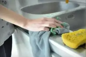 厨房抹布油腻不好洗？水里加点它，不用硬搓，污渍自动掉图片