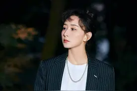 辣妈胡静穿长款西服扮时髦精 下衣失踪展露完美长腿图片