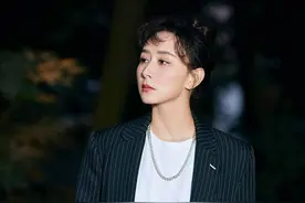 辣妈胡静穿长款西服扮时髦精 下衣失踪展露完美长腿图片