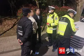 女子趁夜色陪男友练“科目三”，结果赔了12分又被扣了车图片