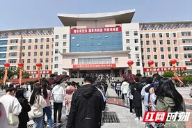 娄底职院单招考试现场火爆 八千余人参加图片