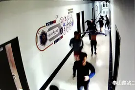 25秒｜洗漱时出警铃声响起 消防员顶着泡沫跑向消防车视频封面