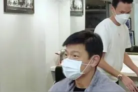 刘德华烫头头戴抹布接地气 紧张直扣手不见天王风范图片