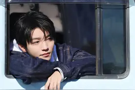 王俊凯《恰好是少年》大片 被暖阳笼罩温柔满溢图片