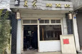 苏州一古镇开了40年的理发店不理发了，主业改为“陪聊天”图片