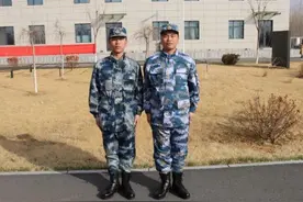 赞！秦皇岛双胞胎兄弟共赴军营图片