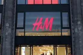 全网抵制！H&M瞬间“社死”，各大电商集体屏蔽！回应也遭怒批，人民日报：“吃饭砸锅”痴心妄想图片