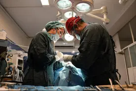 越南女子接受眼睑整形手术 不料左眼失明图片