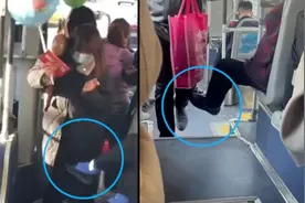 老人车厢内连续出脚绊乘客？公交公司：会报警调查，客观处理视频封面