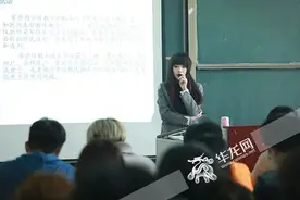 重庆一高校老师撞脸Lisa，学生都组团来蹭课图片