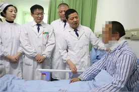 小伙为何一跤摔成了“瘫痪”？图片