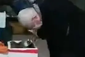 上海大爷菜摊上拿放大镜挑螺蛳，老板：第一次见这么可爱的大爷视频封面