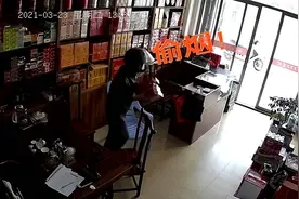 55秒｜广东汕头男子见小女孩看店拿走5条中华后骑车就溜 警方：迅速开展侦查图片