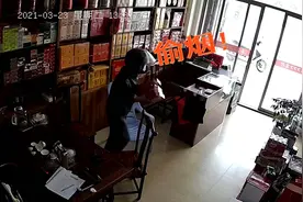 55秒｜广东汕头男子见小女孩看店拿走5条中华后骑车就溜 警方：迅速开展侦查图片