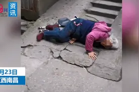 南昌一快递员扶摔倒老人，老伴出门看到后，一句话让路人怒了图片