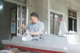 高手在民间！横县一军事迷自制军舰模型试水成功图片