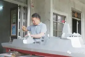 高手在民间！横县一军事迷自制军舰模型试水成功图片