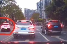 男子绿灯过马路，险被逆行车辆撞倒 目击者：车主非但没有停车 还疑似继续撞击行人图片