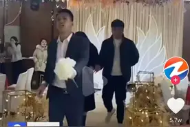 女友当伴娘，婚礼彩排跟伴郎手牵手，男友在台下尴尬到笑不出来，网友吵翻了图片