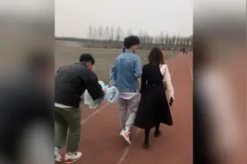 高校男生表白，室友助攻把鲜花递到手上视频封面