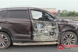 小车高速路口变道 半挂车撞上后甩飞20吨集装箱图片