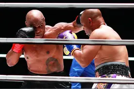 两五旬老拳王决斗价值6.5亿元！咬耳事件24年后，泰森将再战霍利菲尔德图片