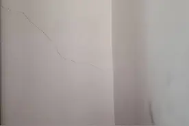 镇巴县一居民称自家房屋因公路改建受损 官方：多次协调赔偿都未能和解图片