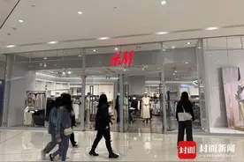 实探成都线下H&M店铺：有消费者走到店门口又扭头走了图片