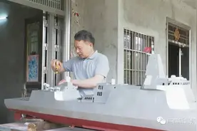 高手在民间！横县一军事迷自制军舰模型试水成功图片