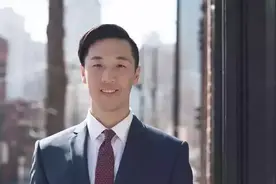 美国一华裔议员酒吧戴口罩被白人质问：为啥戴？身上有没有病毒？图片