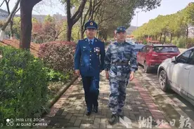 一身戎装、挂满奖章，28年兵龄老兵为新兵儿子送行图片