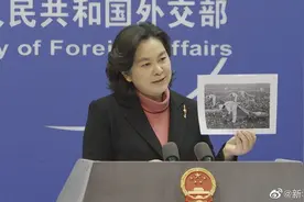 华春莹现场展示美国黑奴被迫采摘棉花照片 驳斥所谓新疆“强迫劳动”论图片