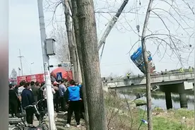 江苏一公交与货车相撞致1死7伤，供电所证实事发地红绿灯停电，电路还在抢修视频封面