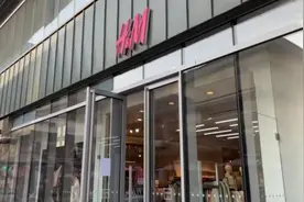 探访上海HM、Zara门店：店内无特殊打折，有人排队试衣视频封面