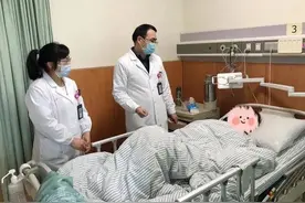 女子腹大如怀胎8月，医生取出一8斤重的“怪东西”图片