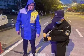杭州路边突然掉下一只鸟，出动了警察、救援队，接下来的一幕暖心了图片