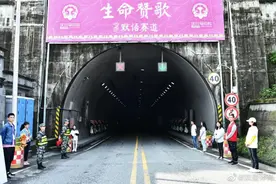 环保理念PK跑友利益，中国马拉松该不该提供参赛服？图片