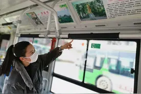 公交905路车厢别样打造，一路坐车可看可听“江夏故事”图片