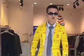 男子用塑料尿素袋做西装：一天只能做一件，卖的话得300元一件图片