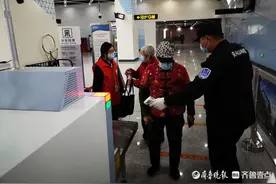 一大早就来凑热闹！济南大妈们结伴顺道去机场看看图片