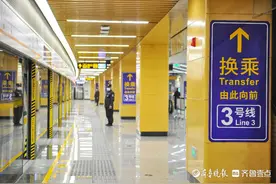 济南地铁2号线八涧堡站，站台内换乘3号线的指示牌一目了然图片