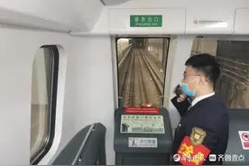 济南地铁二号线实行自动驾驶，但驾驶室有安全员图片
